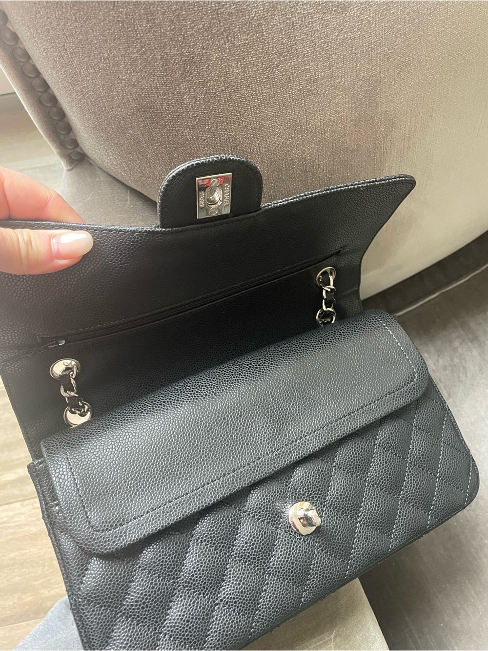 Quilted Black Leather Shoulder Bag with Silver Chain - Picture 4 of 5